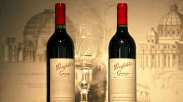 維州單日新增13507例，澳洲發(fā)布旅行警告并聚焦酒類(lèi)零售防疫；輝瑞Omicron專(zhuān)屬疫苗或?qū)⒆鳛榧訌?qiáng)針接種